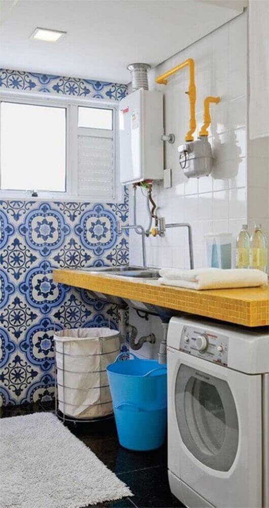 decoração-com-ladrilho-hidraulico-azul-para-lavanderia-pequena-e-simples-Foto-Falk-Art-e-Decoração