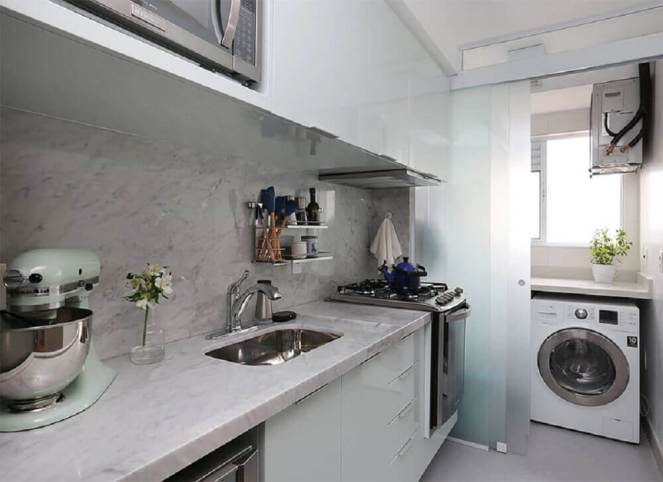 portas-de-correr-de-vidro-para-lavanderia-pequena-planejada-integrada-com-cozinha-Foto-Limaonagua